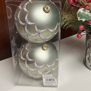 2 Large ornaments Festive scalloped Bows design